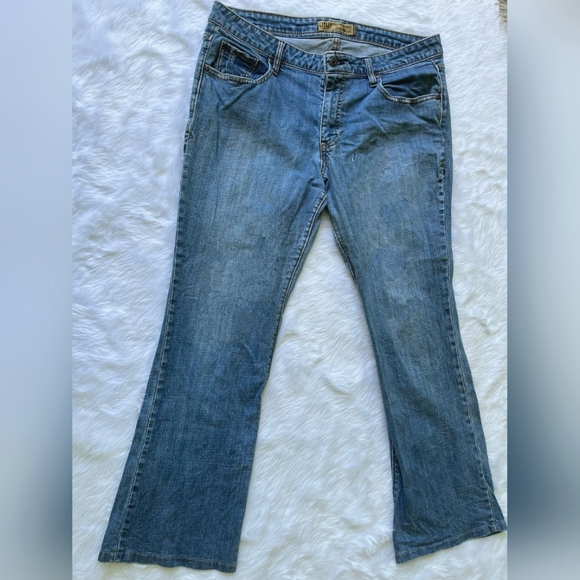 Old Navy Curvy Bootcut Denim - Picture 2 of 5